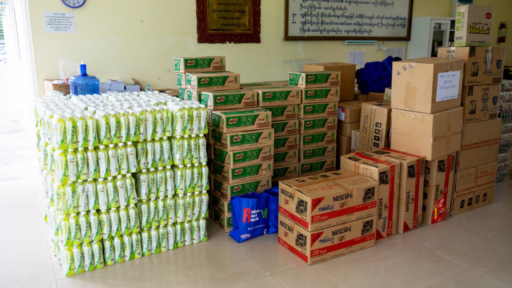 Image_4_-_Grabs_Donation_to_Healthcare_Workers_at_Phaunggyi_COVID-19_Medical_Centre_Credit_to_Grab_Myanmar_1.jpg