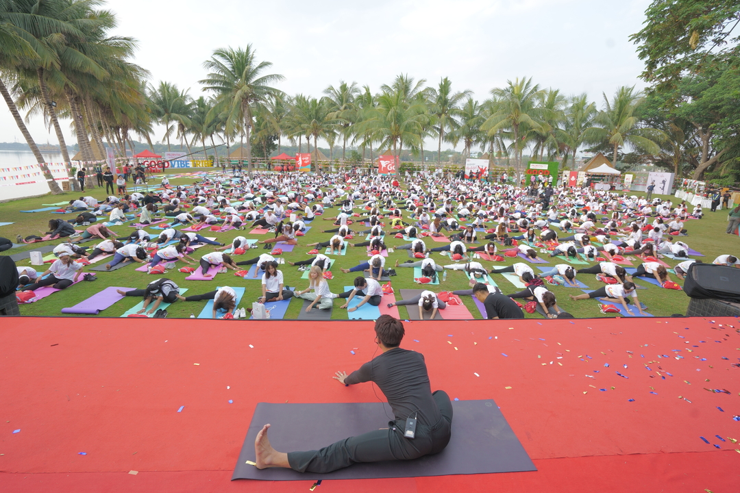 Image_4_Attendees_Participating_in_a_Yoga_Session_Led_by_Instructor_Leo_Marco_Credit_to_Prudential_Myanmar.jpg