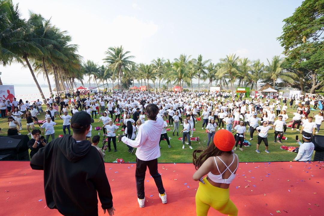 Image_5_Attendees_Participating_in_Dance_Session_Led_by_Dance_Group_YOLO_YOLO_Credit_to_Prudential_Myanmar.jpg